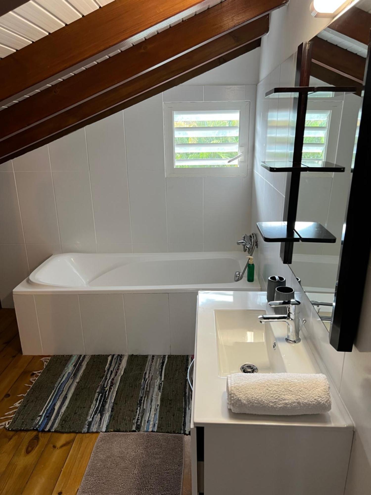 Villa Au Calme Avec Jacuzzi, Villa Le Boursoie Les Abymes Zewnętrze zdjęcie