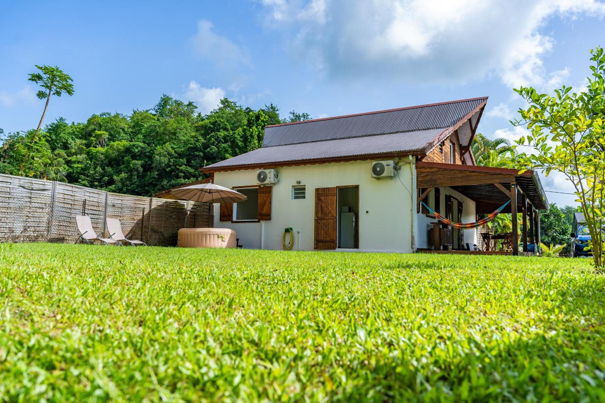 Villa Au Calme Avec Jacuzzi, Villa Le Boursoie Les Abymes Zewnętrze zdjęcie